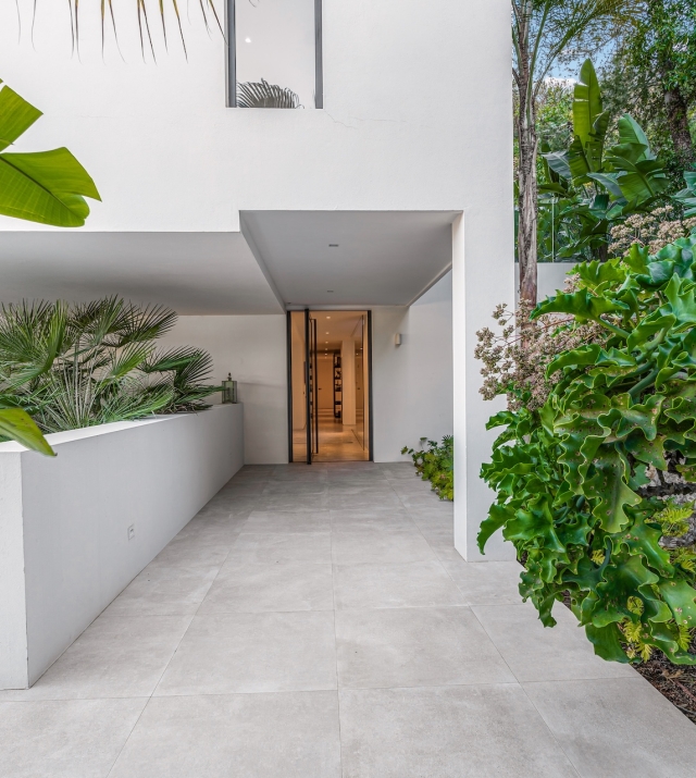 Resa Estates luxury vila Can Furnet modern Villa moderna entrance.jpg